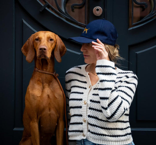 Doglover Cap in Navy mit goldener Hundestickerei – getragen im Lifestyle-Shooting