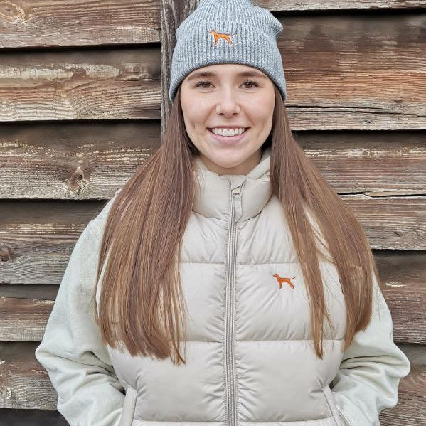 Beige Weste für Hundeliebhaber mit gesticktem Hundesymbol – Lifestyle Foto