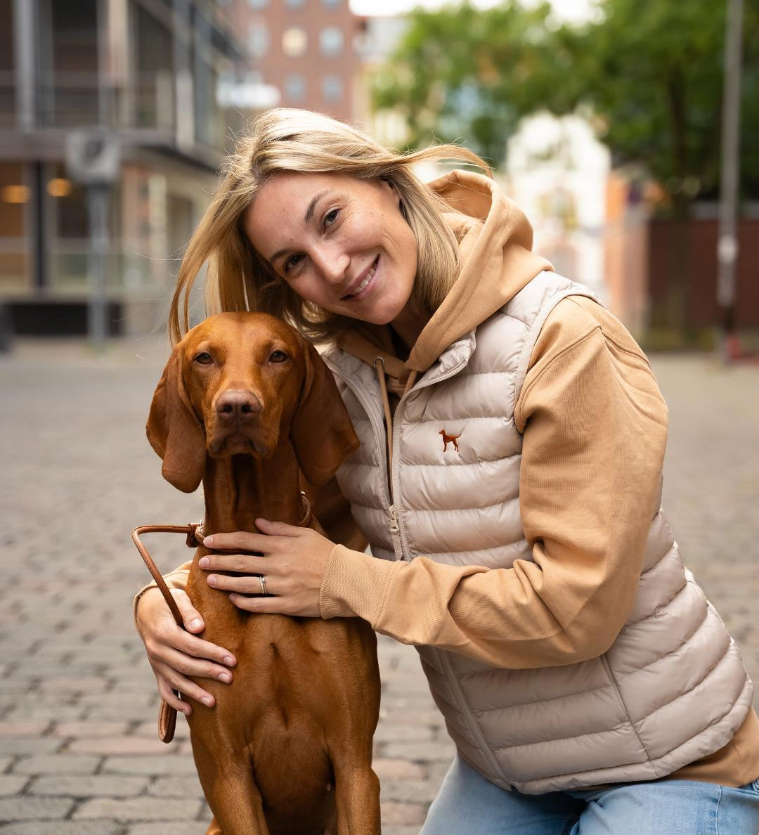 Outfit mit beiger Weste für Vizsla Besitzer