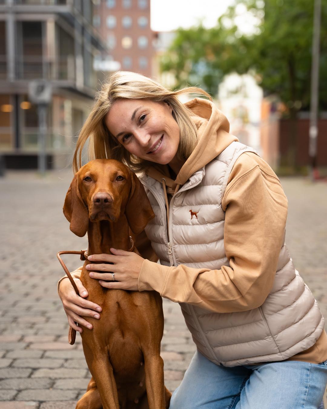 Outfit mit beiger Weste für Vizsla Besitzer
