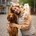 Outfit mit beiger Weste für Vizsla Besitzer