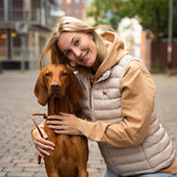 Outfit mit beiger Weste für Vizsla Besitzer
