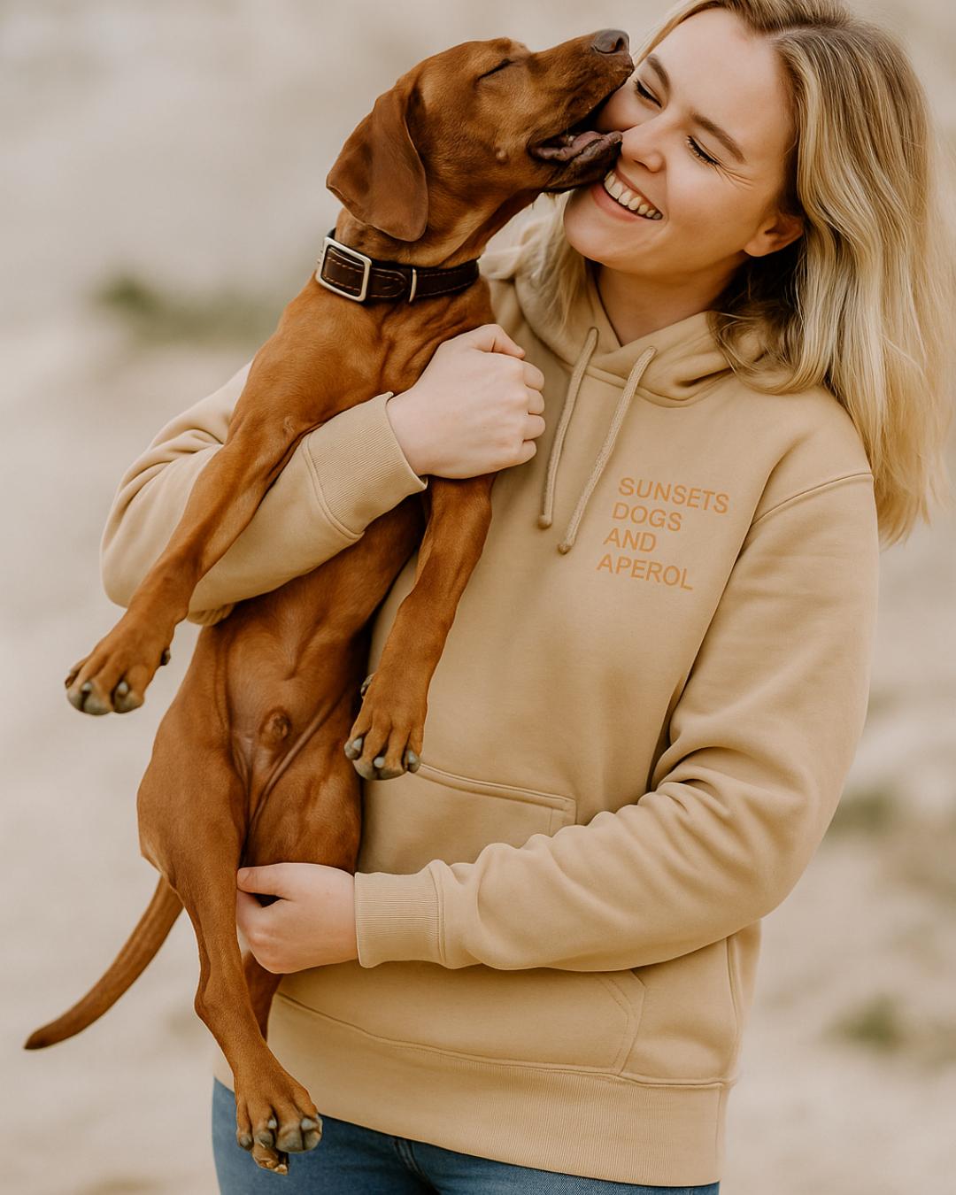 eine frau trägt einen eigen hoodie und hat einen hund auf dem arm