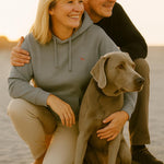 eine frau trägt einen magyar vizsla hoodie mit stickerei in hellgrau von world of dogs