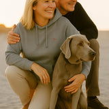 eine frau trägt einen magyar vizsla hoodie mit stickerei in hellgrau von world of dogs