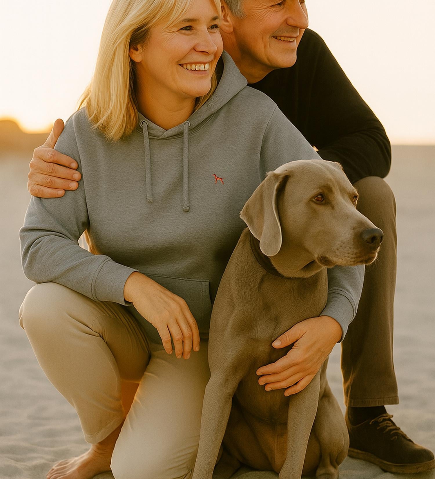 eine frau trägt einen magyar vizsla hoodie mit stickerei in hellgrau von world of dogs