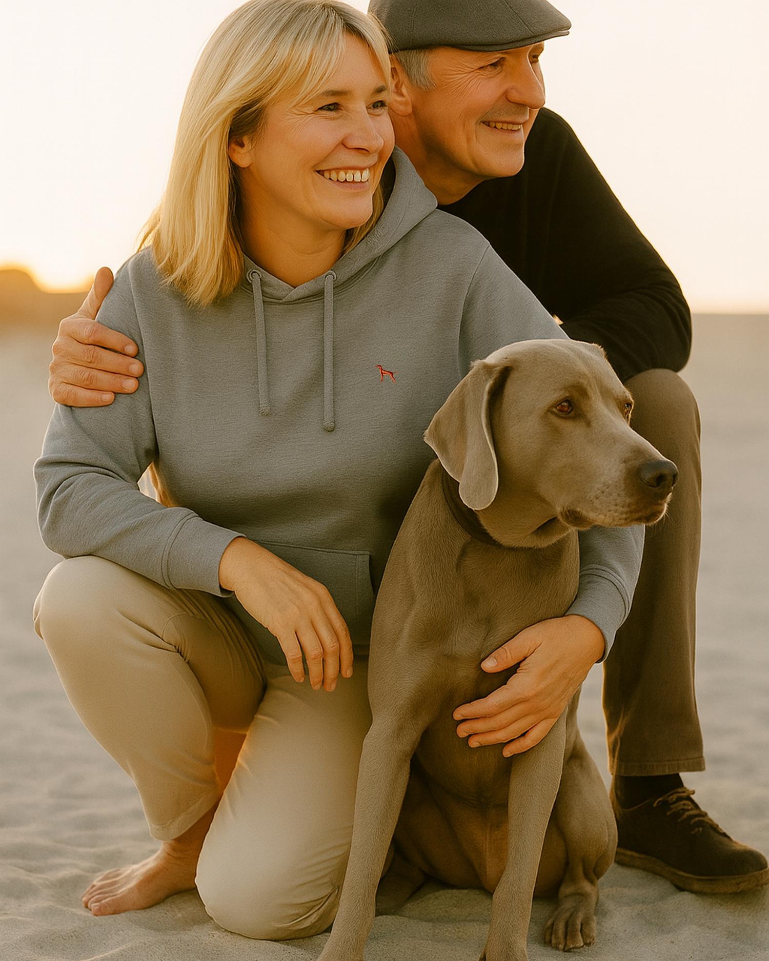 eine frau trägt einen magyar vizsla hoodie mit stickerei in hellgrau von world of dogs