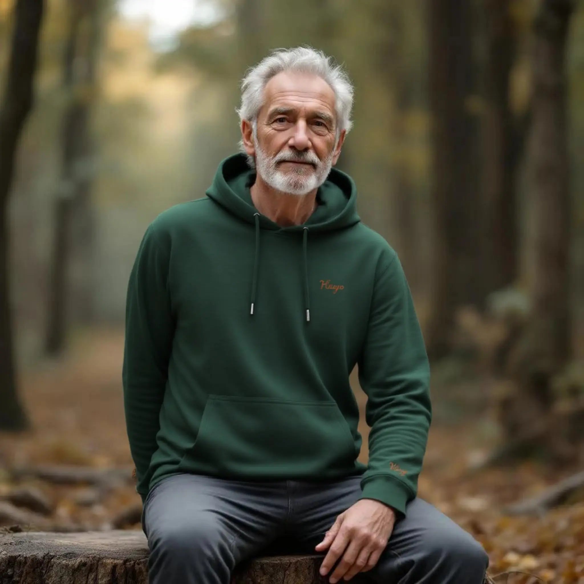 ein mann trägt einen grünen hoodie mit personalisierter stickerei - world of dogs