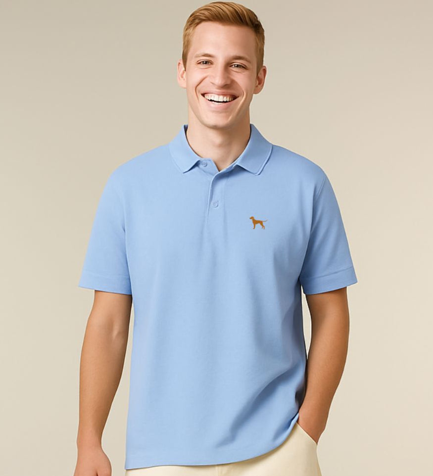ein mann trägt ein polo shirt mit hundelogo