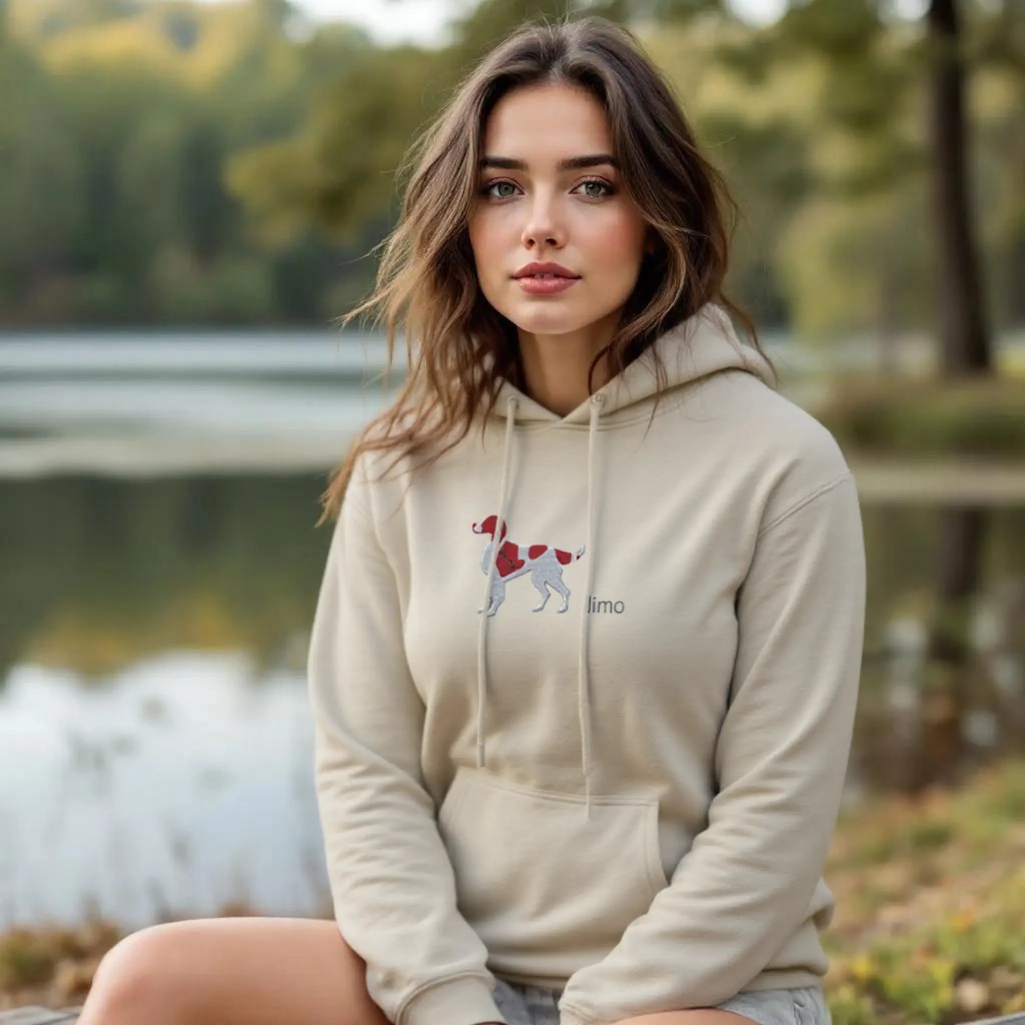 eine frau trägt einen setter hoodie