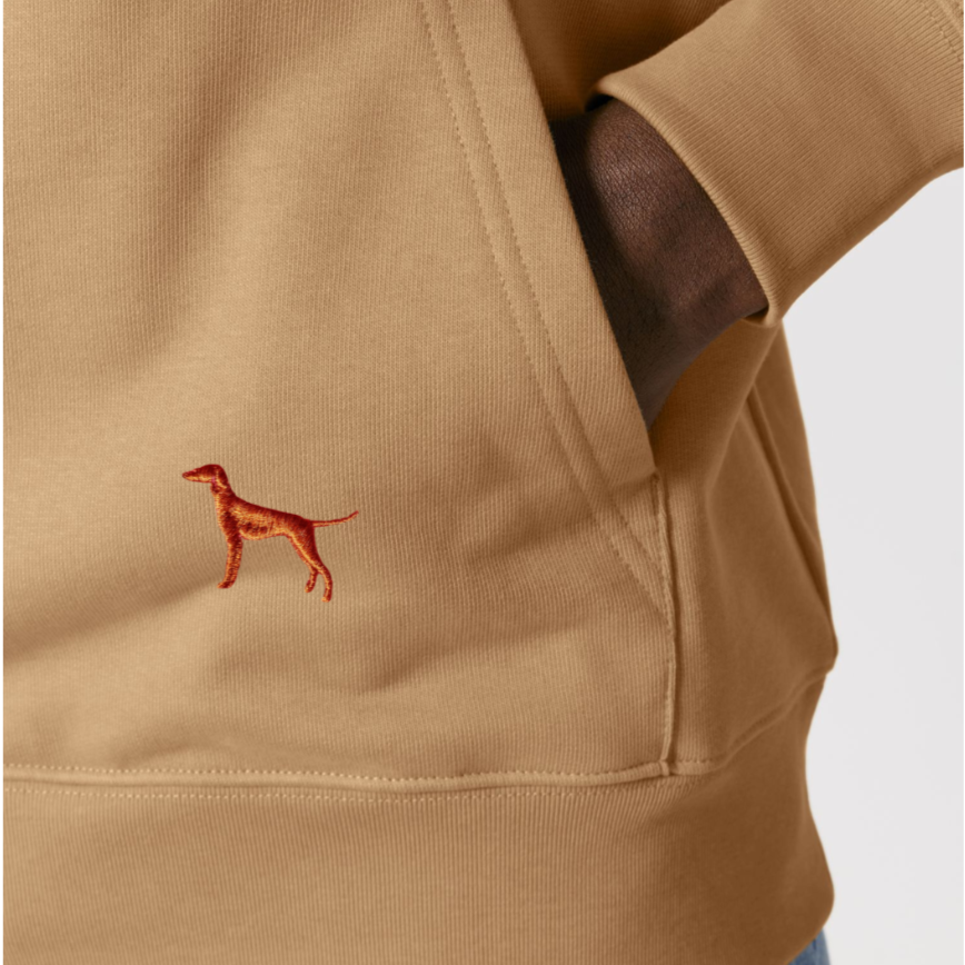 eine stickerei auf der kangururtasche eines hoodies