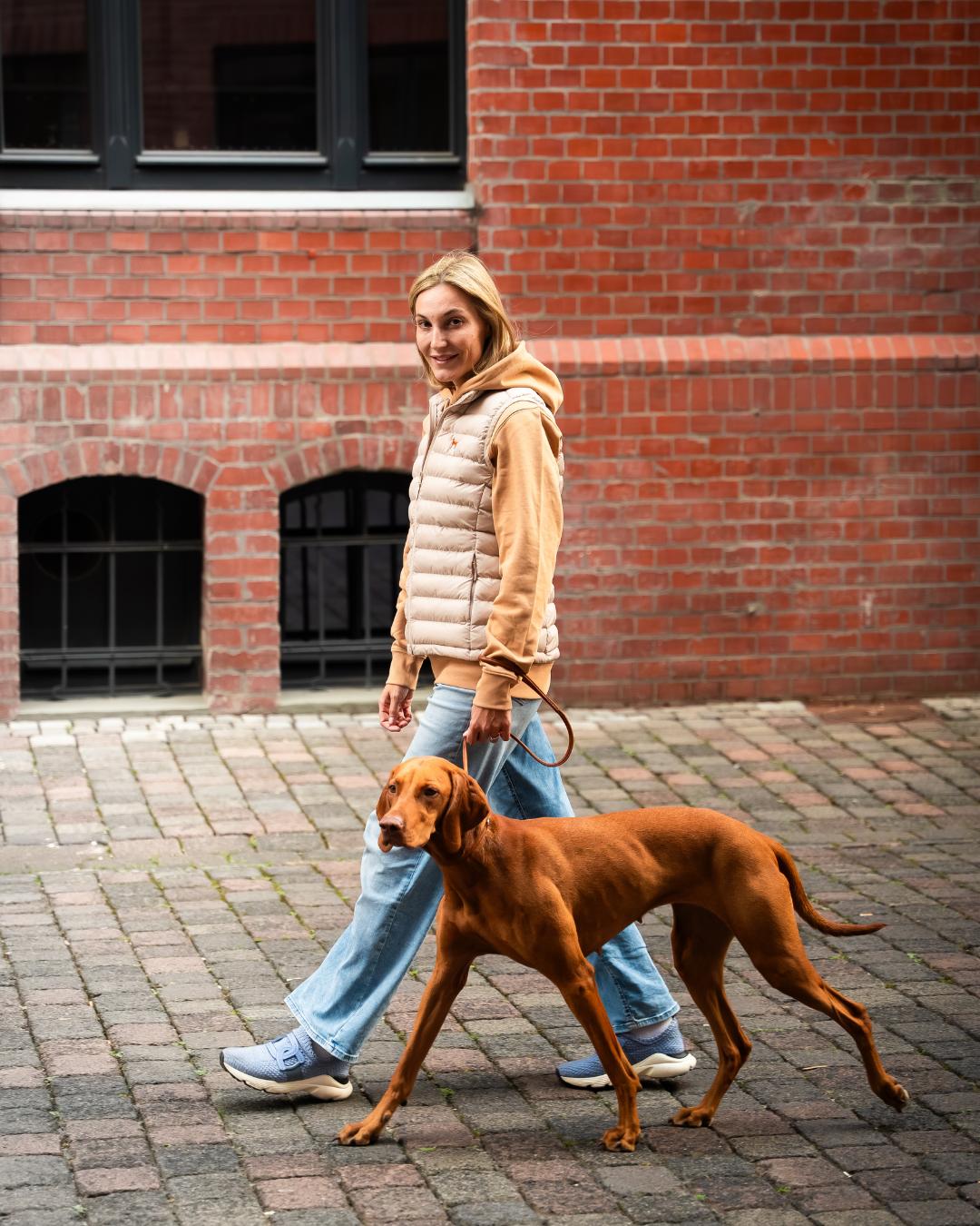 Vizsla Weste Damen Beige – Steppweste mit Stickerei für Hundeliebhaber - www.Worldofdogs.store