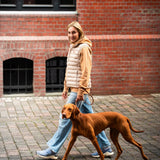 Vizsla Weste Damen Beige – Steppweste mit Stickerei für Hundeliebhaber - www.Worldofdogs.store